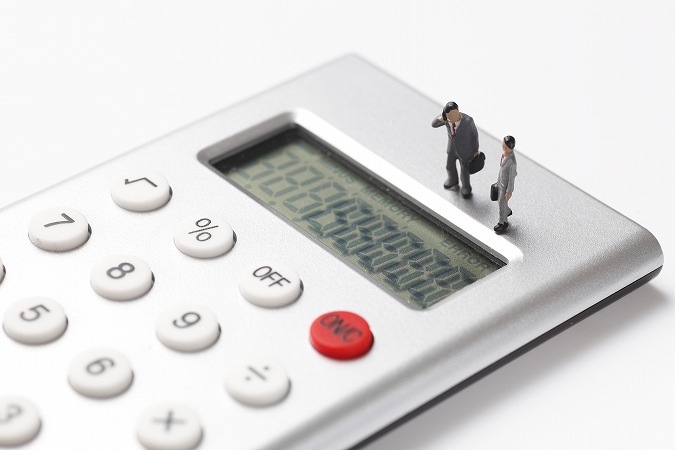電卓を眺める人の模型