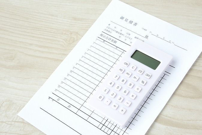 見積書の上に白い電卓