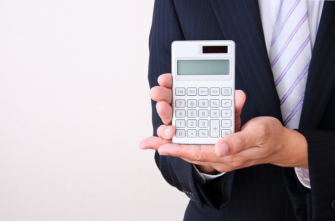 費用の提示をする営業マン